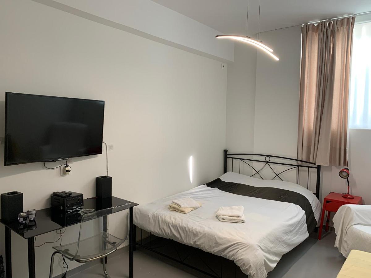 Holodek Apartments Ground & Semibasement เอเธนส์ ภายนอก รูปภาพ