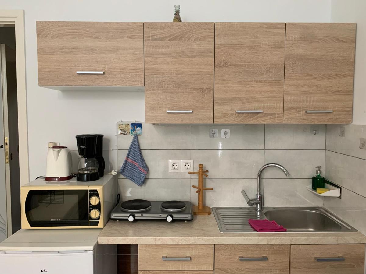 Holodek Apartments Ground & Semibasement เอเธนส์ ภายนอก รูปภาพ